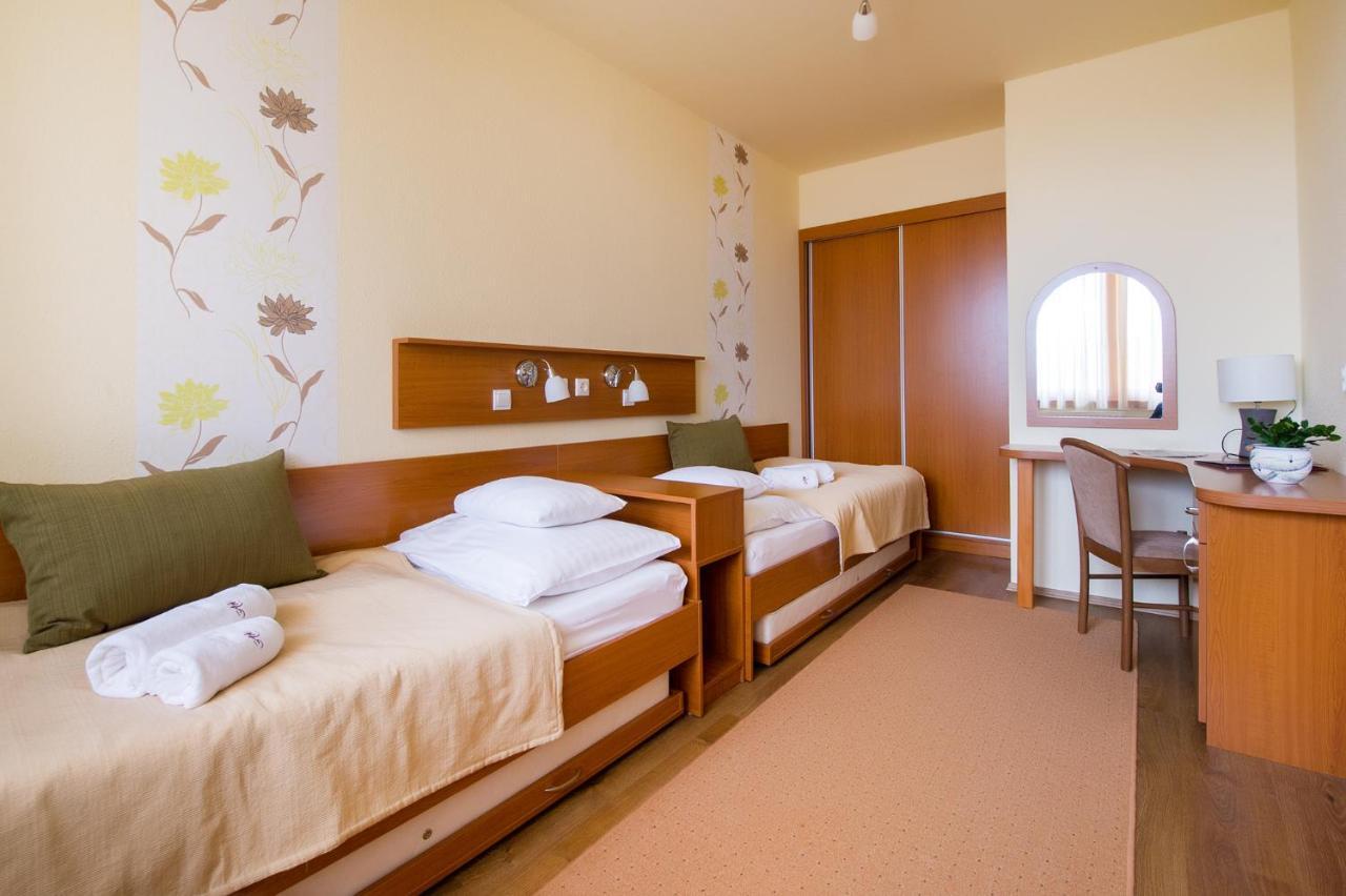 Apartman Hotel Buk Luaran gambar
