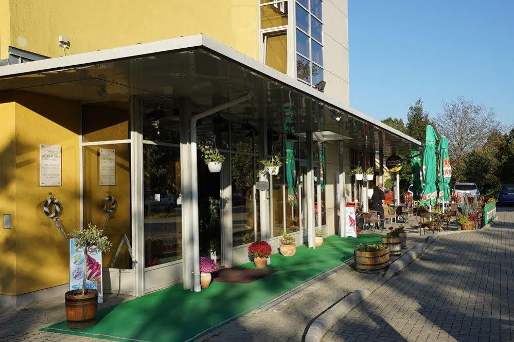 Apartman Hotel Buk Luaran gambar